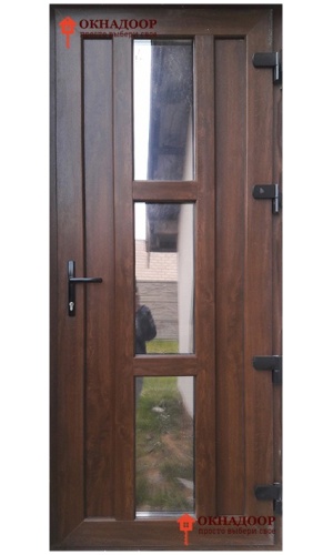 Входная ПВХ дверь "Индилам 2" – уличная дверь с ламинацией под дерево и высокой теплоизоляцией.
