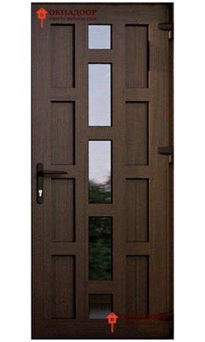 Входная ПВХ дверь с ламинацией под дерево, устойчивая к перепадам температур.