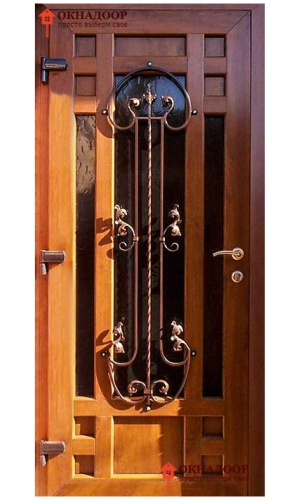 Входная ПВХ дверь с кованной решеткой и декоративной ламинацией под дерево.