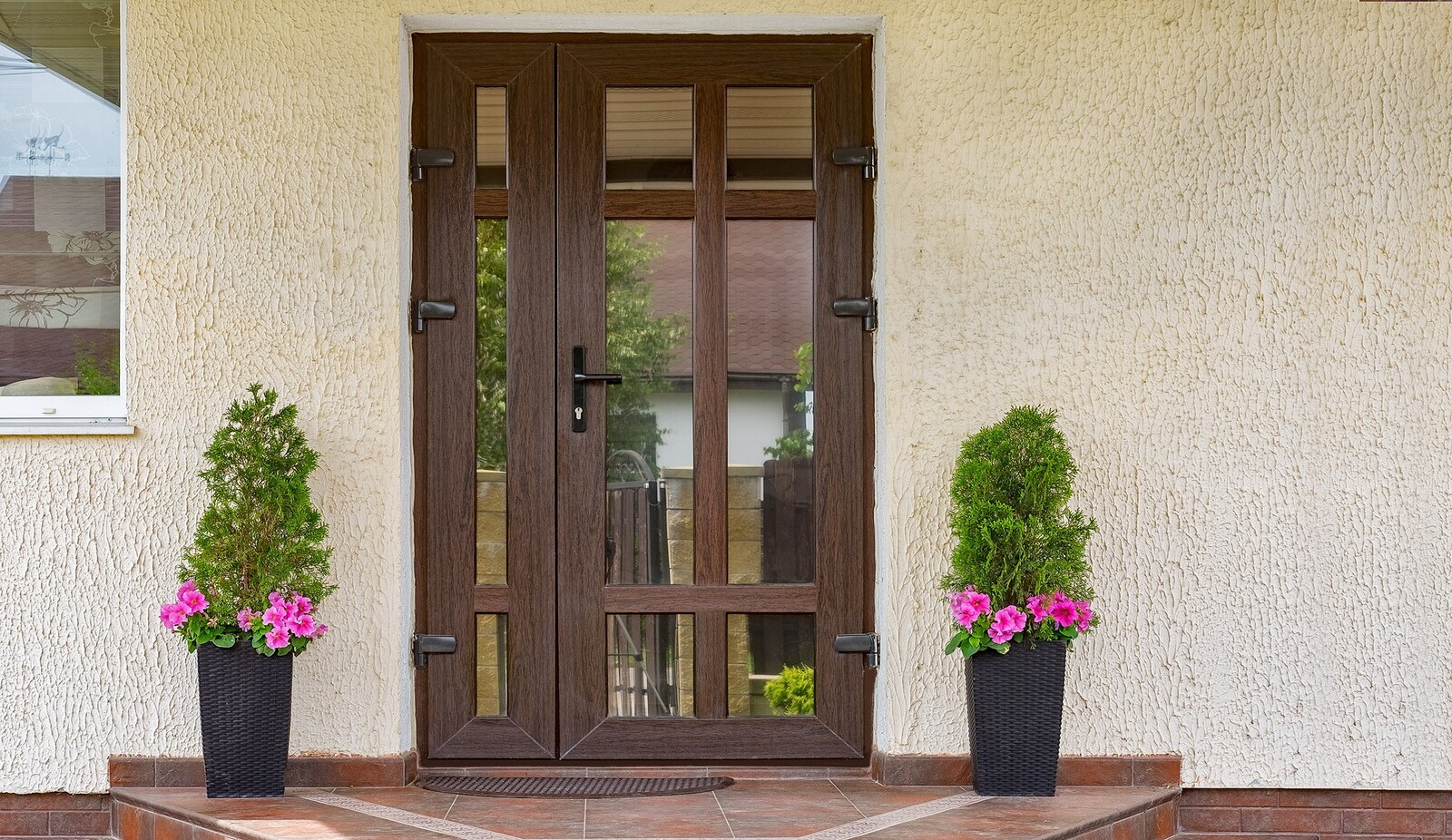 Почему стоить установить двери пвх в частный дом. Преимущества ПВХ дверей