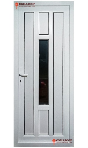 Белая входная ПВХ дверь, устойчивая к влаге и температурным перепадам.